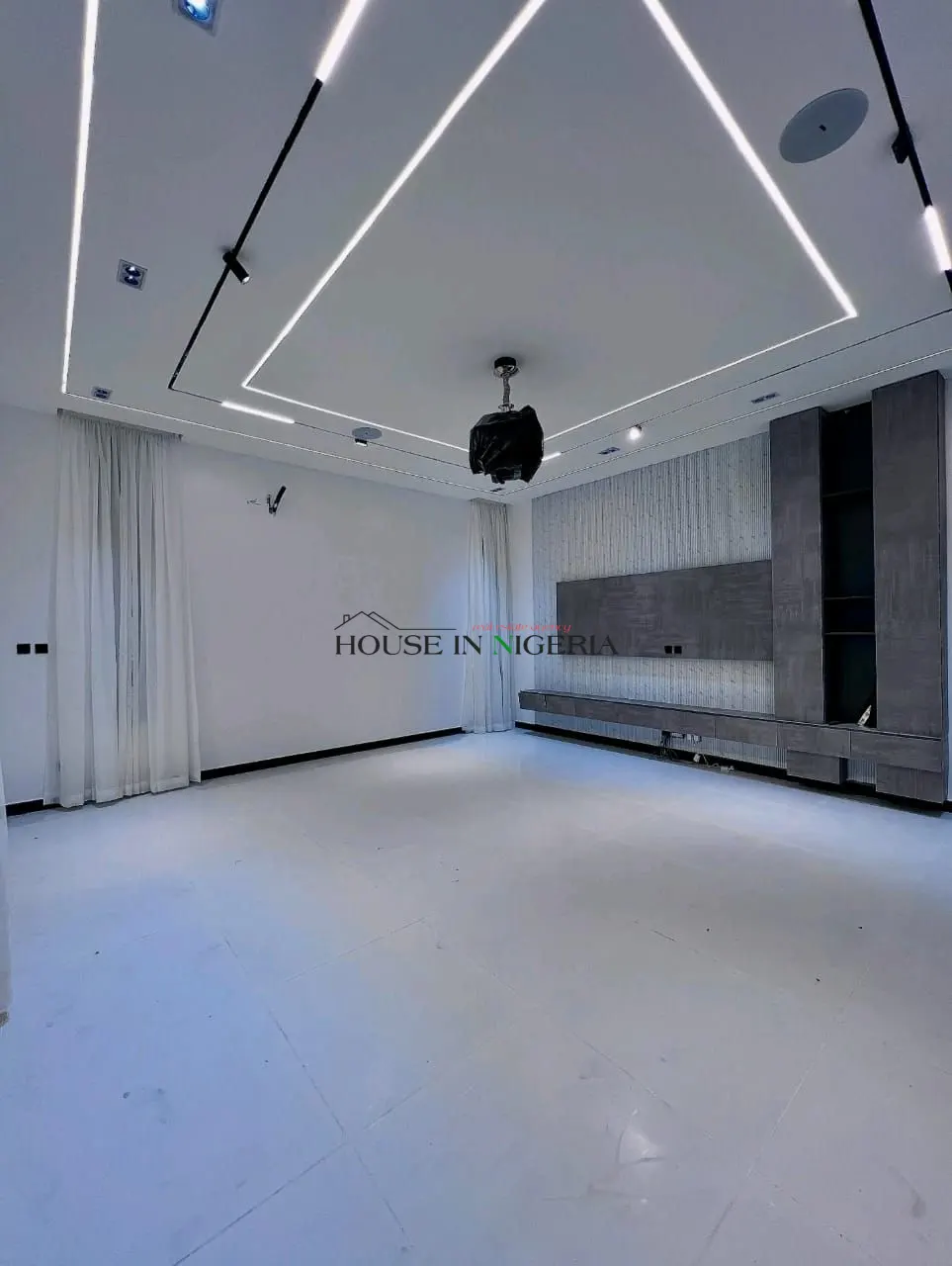 parlor 5-bedroom luxury duplex for sale in Lekki